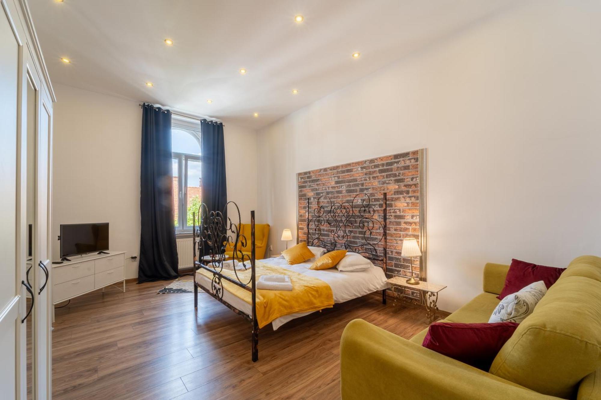 Cozy Spacious 5 Star Accommodation In The Heart Of Historic Center Cluj-Napoca Exterior photo